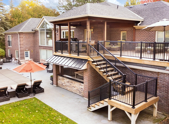 building roof multi level deck, with custom stairs and aluminium railing in large backyard