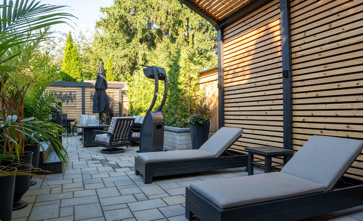 outdoor privacy screen at open sitting area