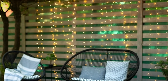 outdoor privacy screen décor with lighting