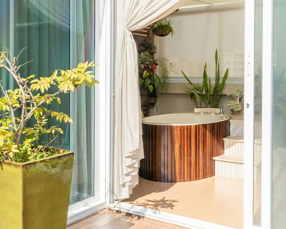 plunge pool in bathroom, plants décor