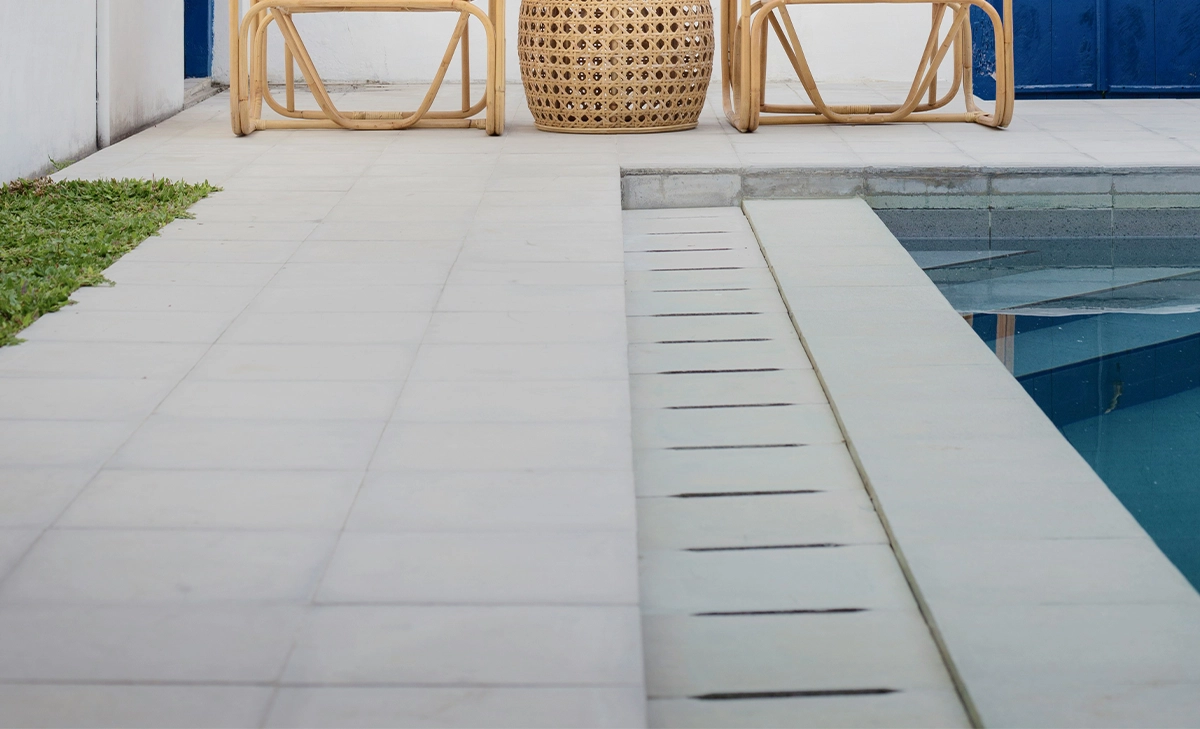 pool coping with water drainage system