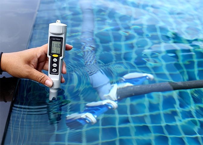 man checking chlorine in salt water pool using salt water chlorinator