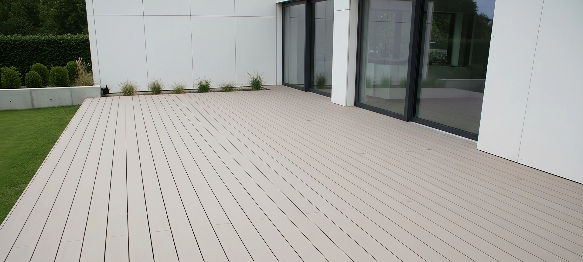 This image showcases a modern deck made of composite materials, perfect for outdoor living and entertaining